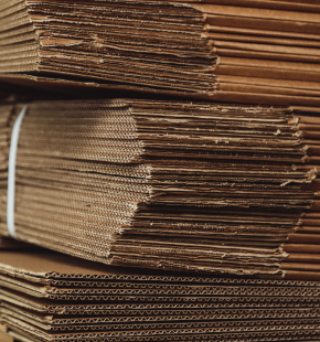 Cajas de cartón personalizadas KartonCraft para uso industrial, fabricadas a medida sin costo de suaje y listas para entrega rápida.